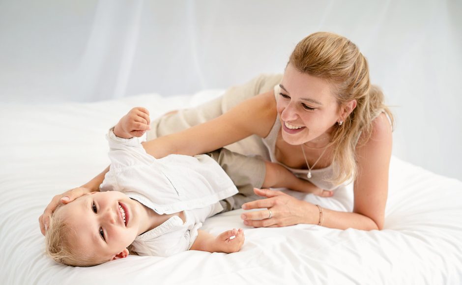 mama bawi się z synkiem podczas naturalnej sesji rodzinnej w EveArt Studio w Krośnie