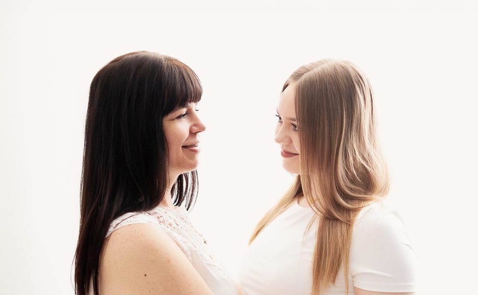 mama i córka podczas rodzinnej sesji zdjęciowej w EveArt Studio w Krośnie