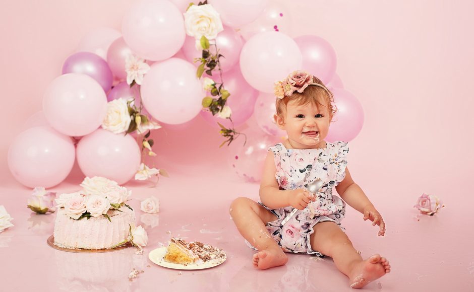dziewczynka podczas sesji smash cake na roczek w EveArt Studio w Krośnie