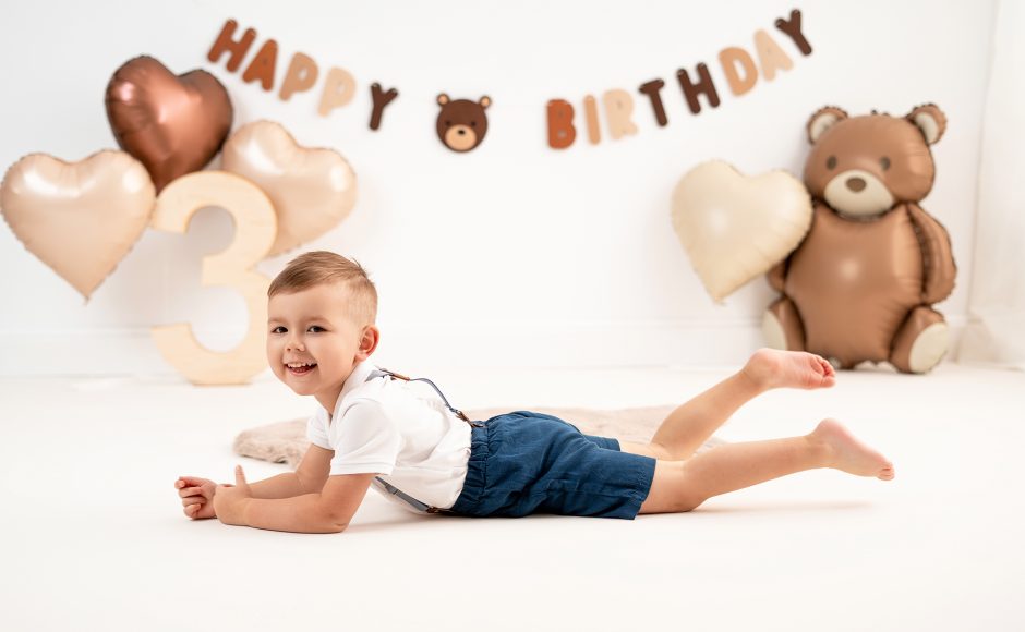 chłopiec podczas sesji urodzinowej na 3 lata w EveArt Studio w Krośnie