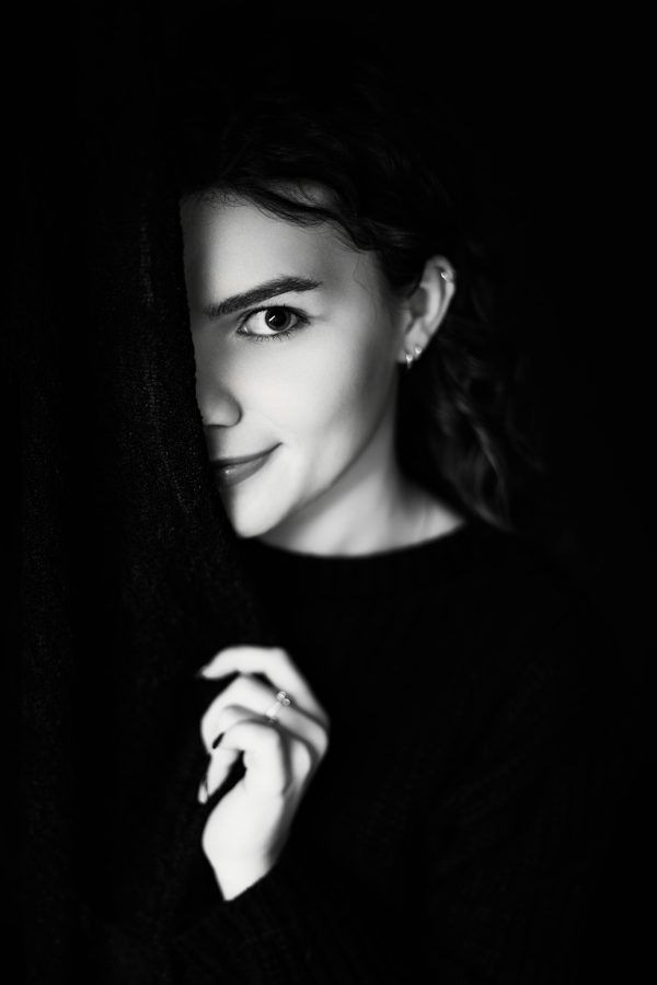 subtelny portret kobiety podczas sesji kobiecej w EveArt Studio