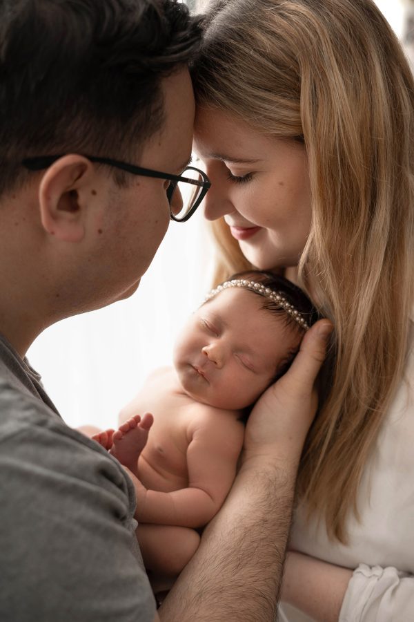 rodzice z noworodkiem podczas sesji noworodkowej w EveArt Studio w Krośnie